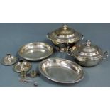 11 versilberte Teile von Christofle Paris. Bis 31 cm Durchmesser. 11 silver plated items by