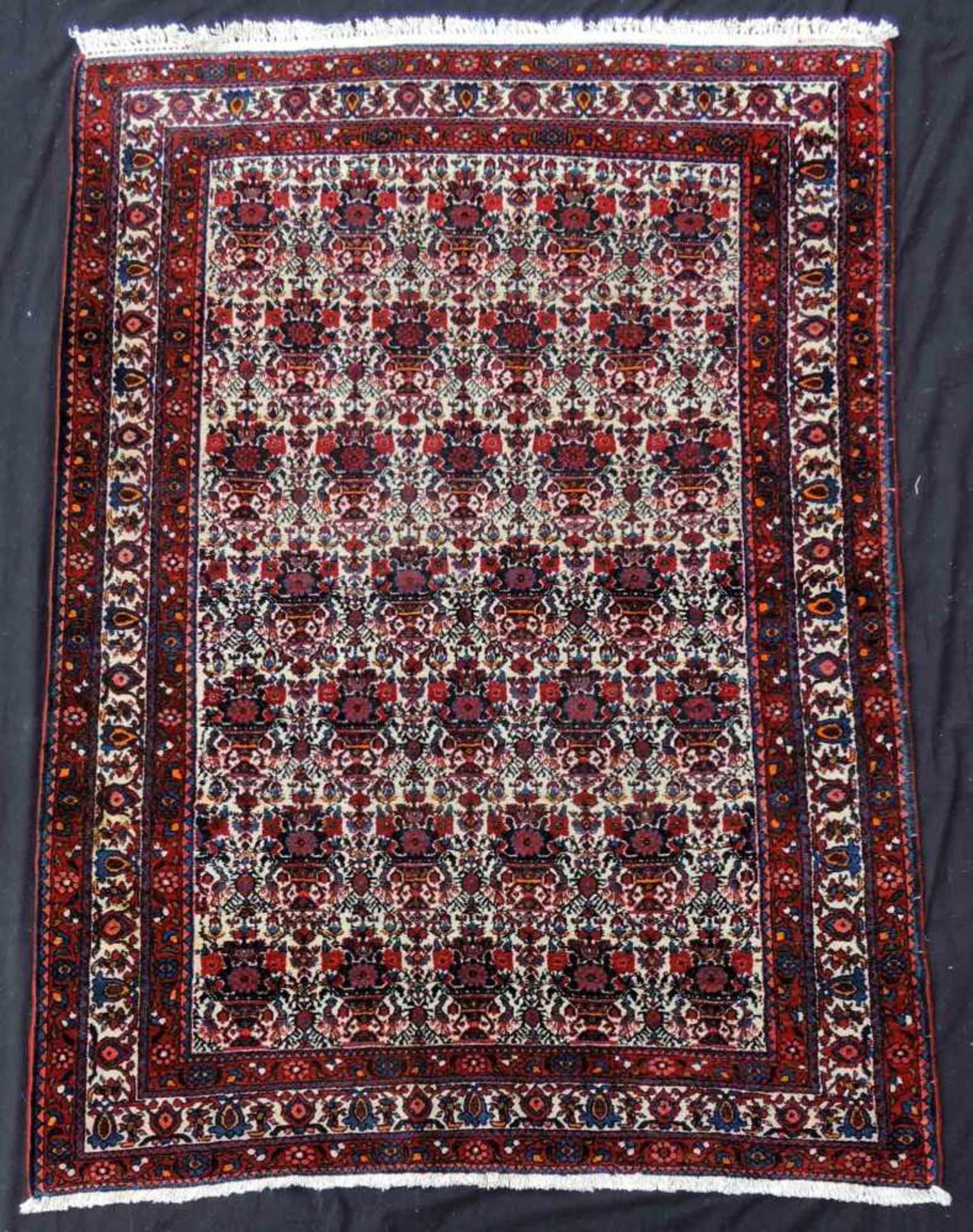 Bachtiar Teppich, Mustafi Muster. Iran, alt, um 1930. 212 cm x 155,5 cm. Handgeknüpft. Wolle auf