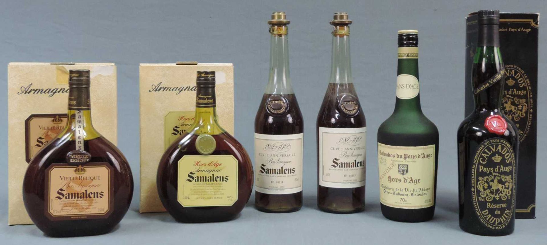 4 Flaschen Armagnac, 2 Flaschen Calvados. Unterschiedliche Domaines. Ganze Flaschen. Die Flasche