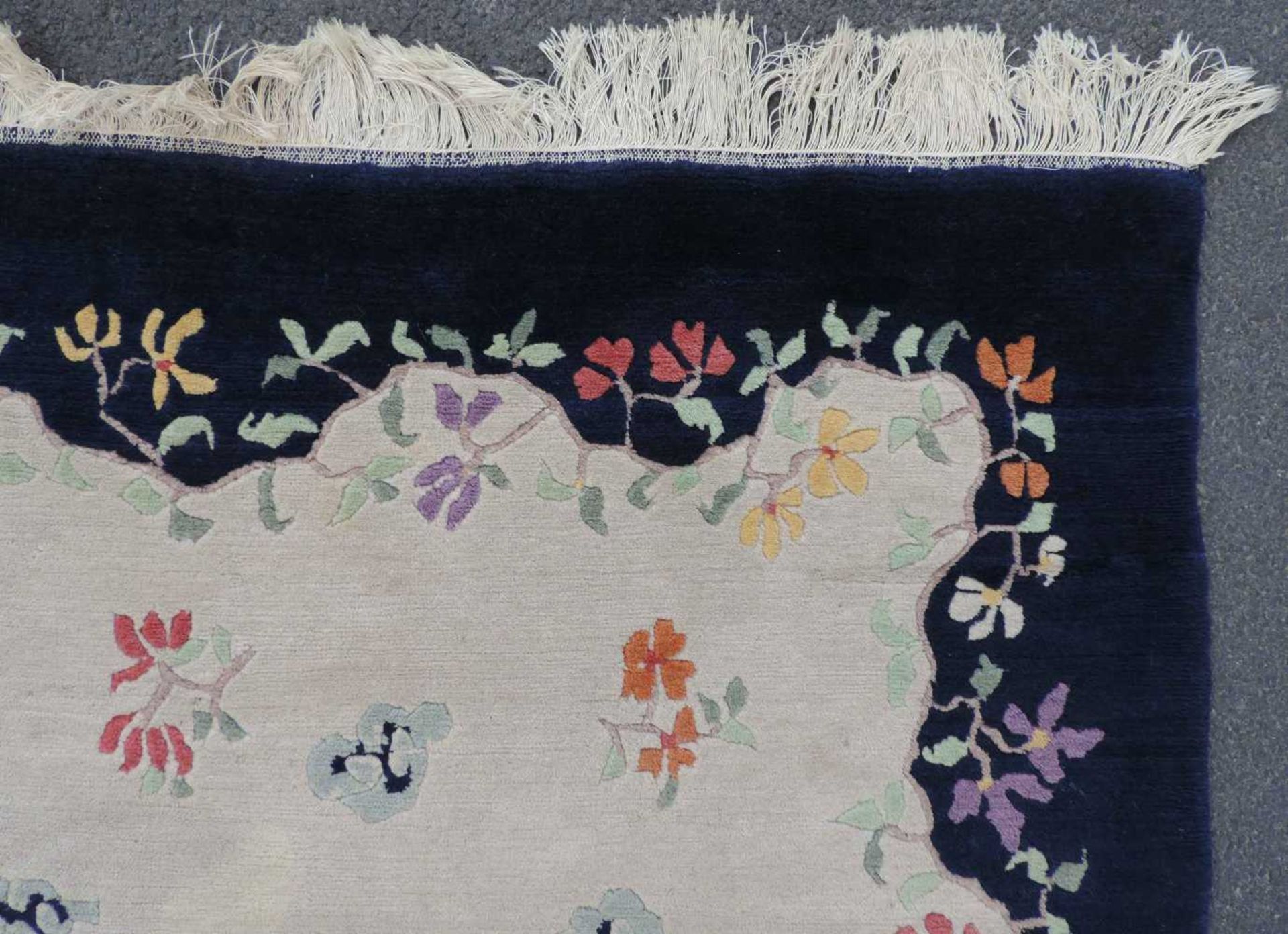 Blütenteppich China. 245 cm x 167 cm. Handgeknüpft, Wolle auf Baumwolle. Blossoms carpet China. - Bild 8 aus 12