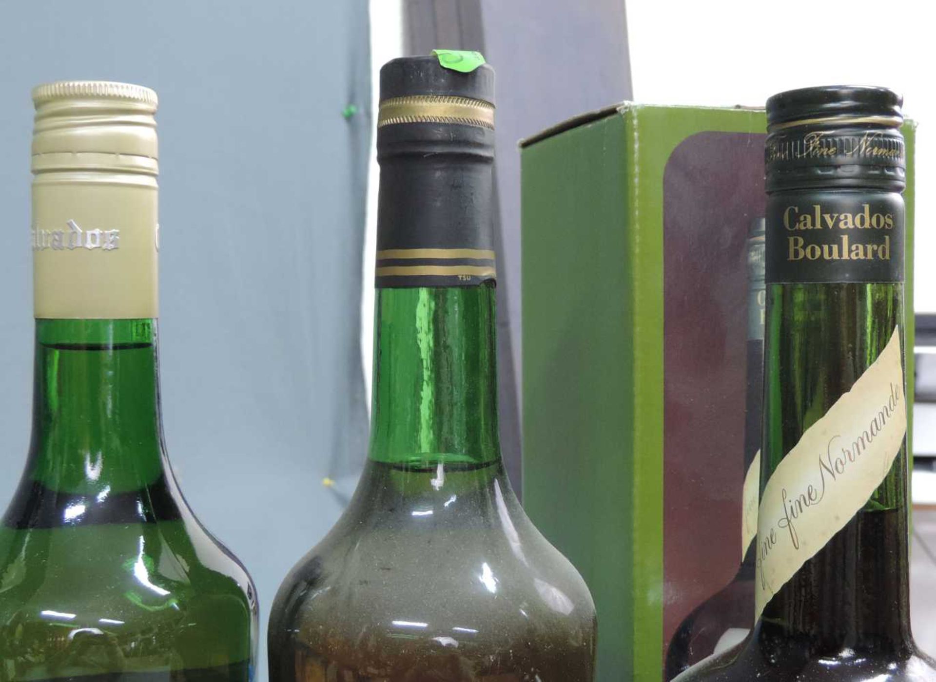 13 ganze Flaschen Calvados. Teils in original Kartons. 13 whole bottles Calvados. France. Some - Image 5 of 14