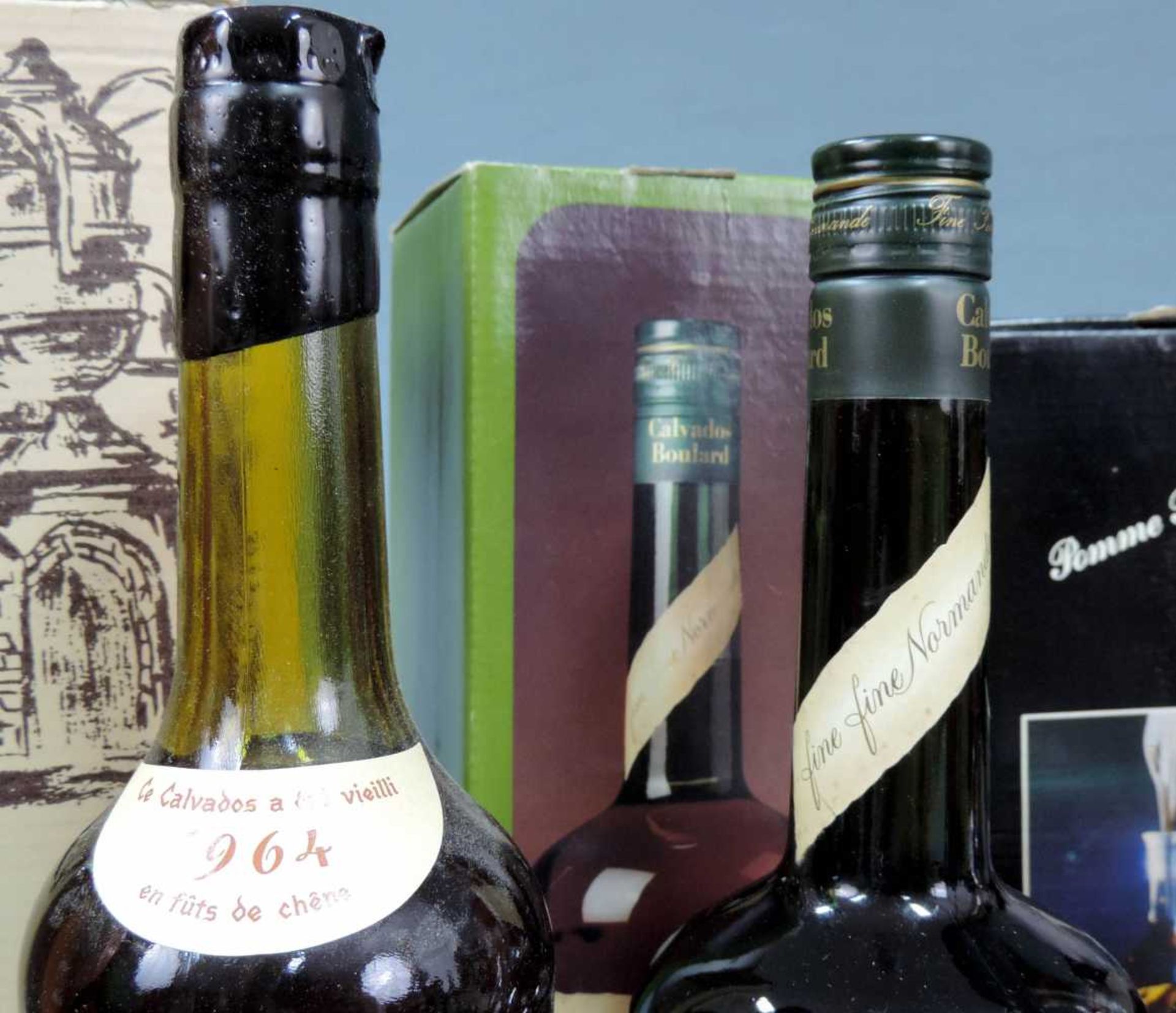 13 ganze Flaschen Calvados. Teils in original Kartons. 13 whole bottles Calvados. France. Some - Image 10 of 14