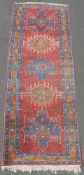 Heris - Karadja Galerie Teppich. Iran. Alt. Mitte 20. Jahrhundert. 327 cm x 115 cm. Handgeknüpft.