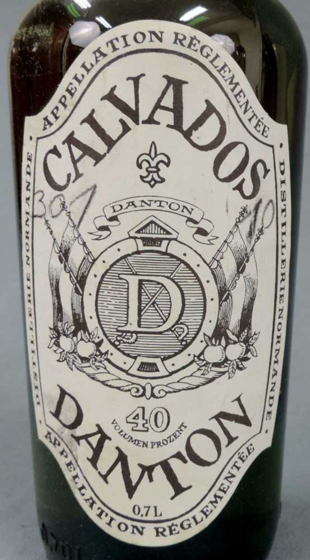 5 ganze Flaschen Calvados. Teils Hors d'Age, teils mit Karton. Dazu eine Flasche Calvados - Image 9 of 19