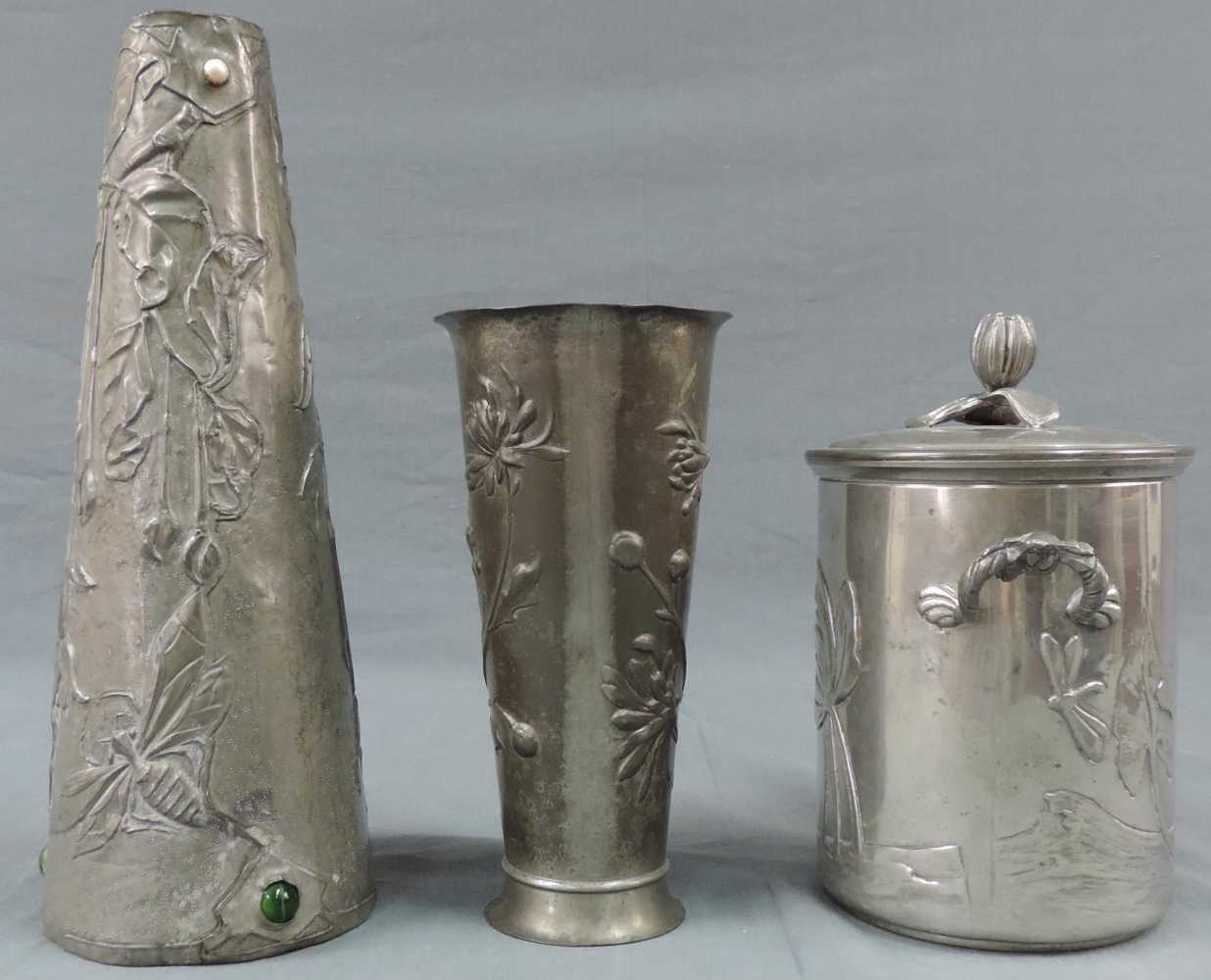 3 Jugendstilgefäße. Eine Vase mit Steinbesatz, Künstlerarbeit. Ein Deckelgefäß und eine Vase. Bis - Image 2 of 6