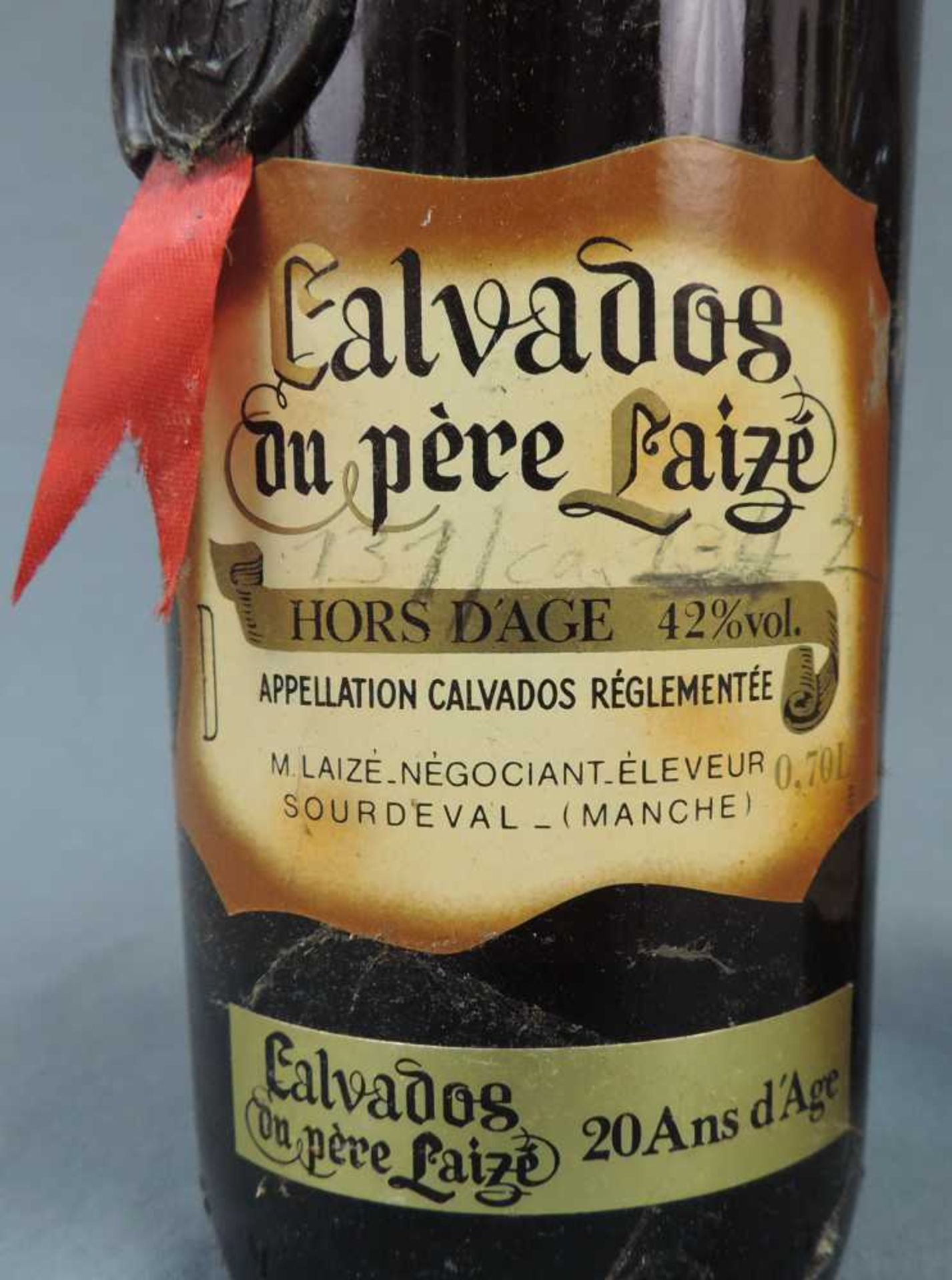 6 ganze Flaschen alter Calvados. Unterschiedliche Volumenprozent und Domaines. 6 whole bottels of - Bild 12 aus 20