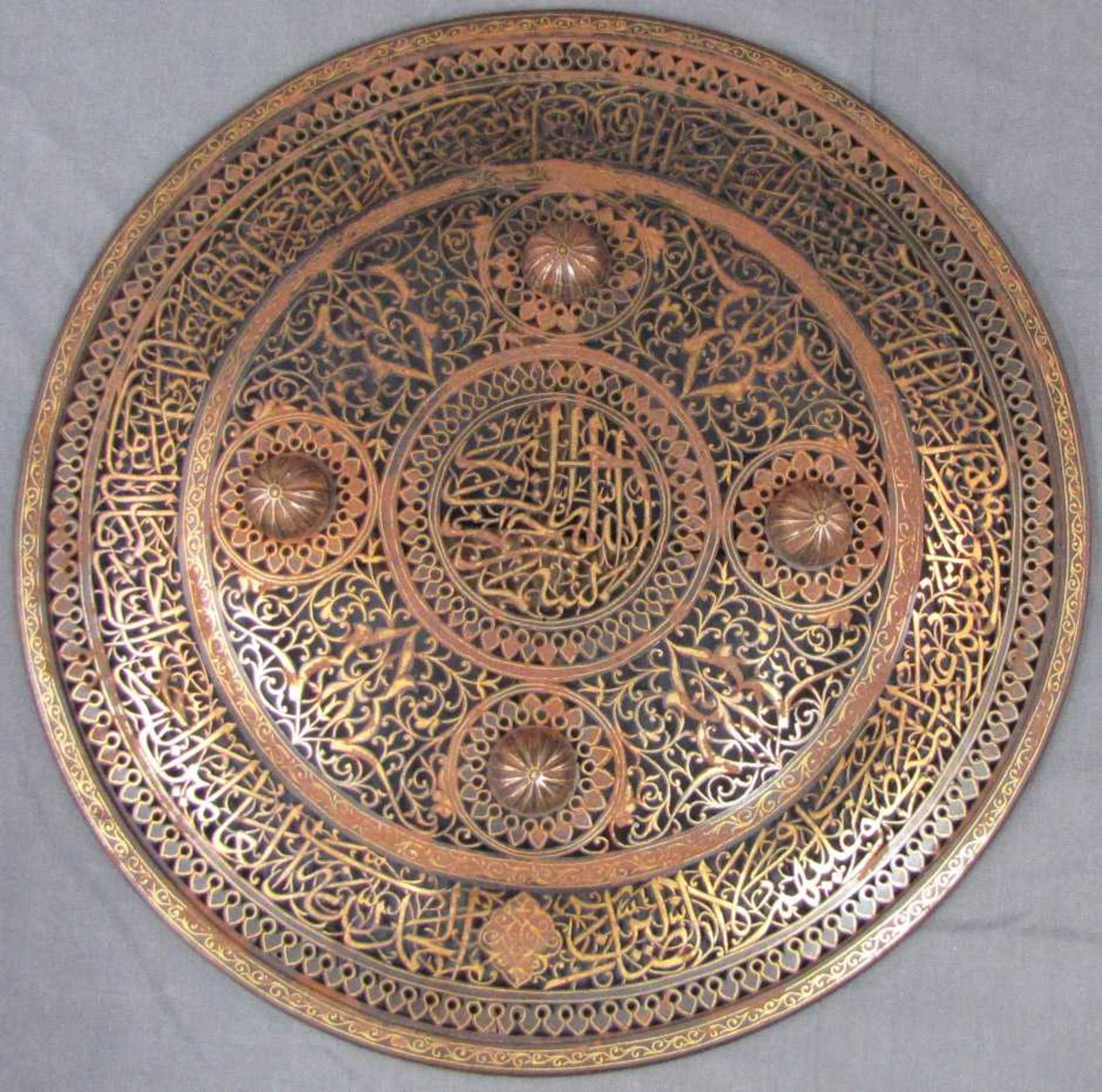 Schild mit Tughra eines Sultans, wohl Osmanisches Reich 18. Jahrhundert. Durchmesser 38 cm. Stahl,