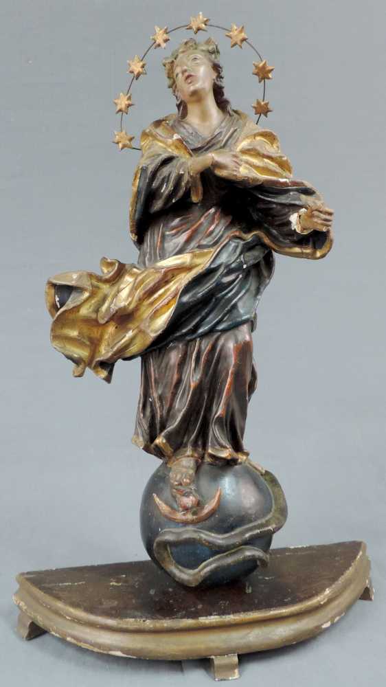 Maria Immaculata. Holz, geschnitzt, Originalfassung. 18. / 19. Jahrhundert. 58 cm hoch mit Sockel.