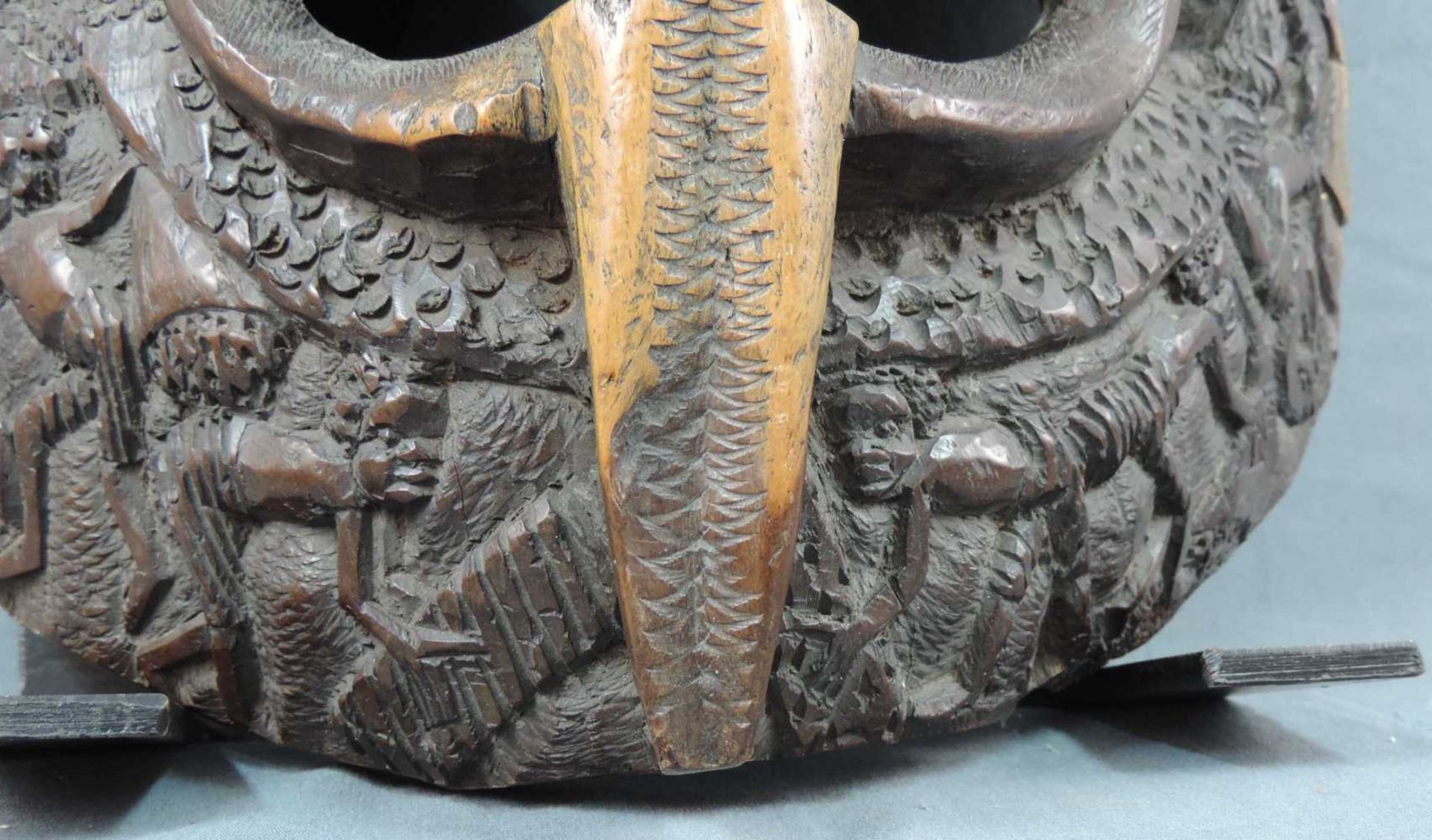 Große Maske, wohl Babanki, Kamerun 1. Hälfte 20. Jahrhundert. 58 cm x 35 cm x 16 cm. Hartholz. Die - Bild 2 aus 6