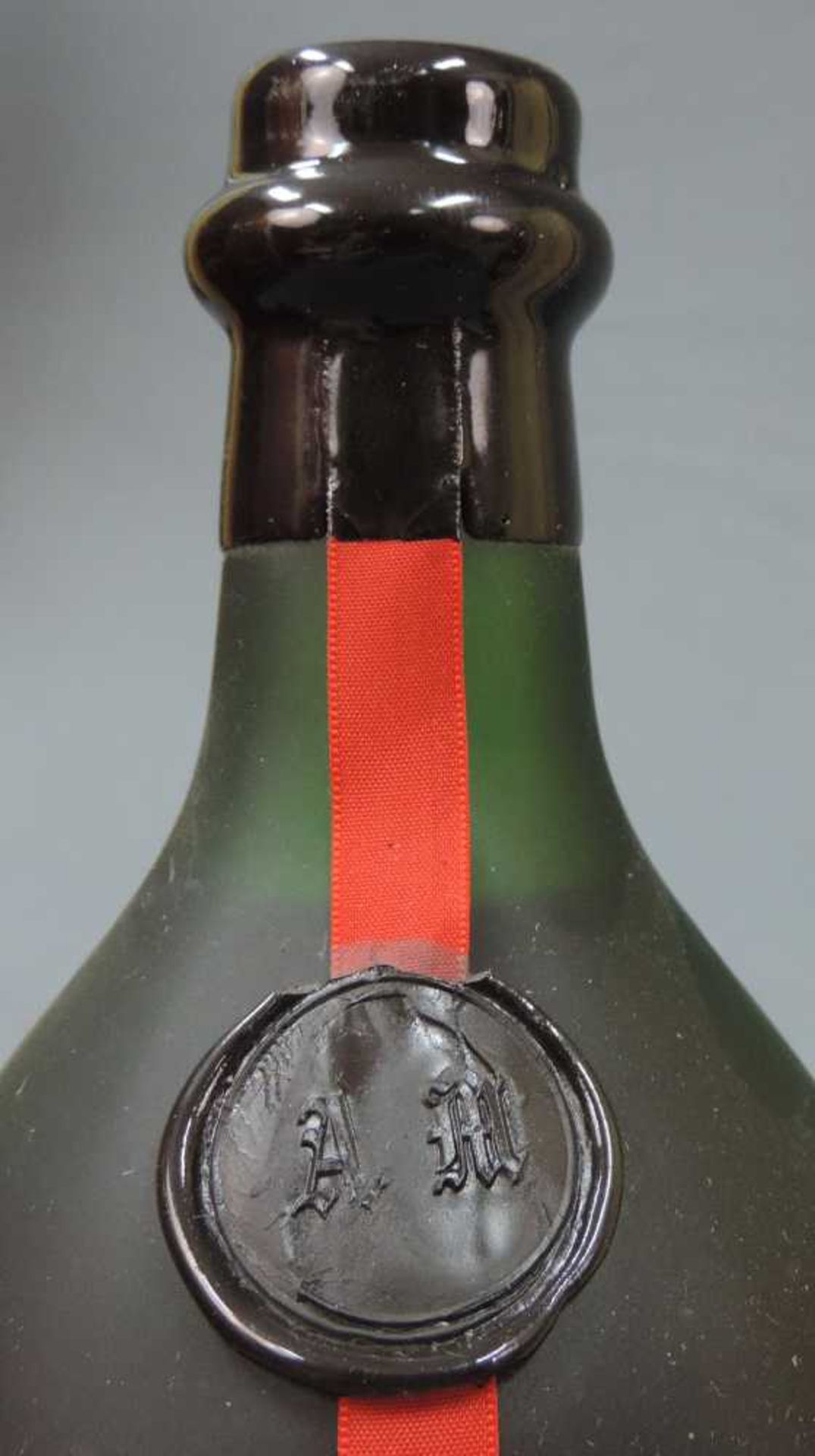 8 ganze Flaschen Vieux Calvados. Unterschiedliche Volumenprozent und Domaines. Auch alte Brände. 8 - Image 4 of 17