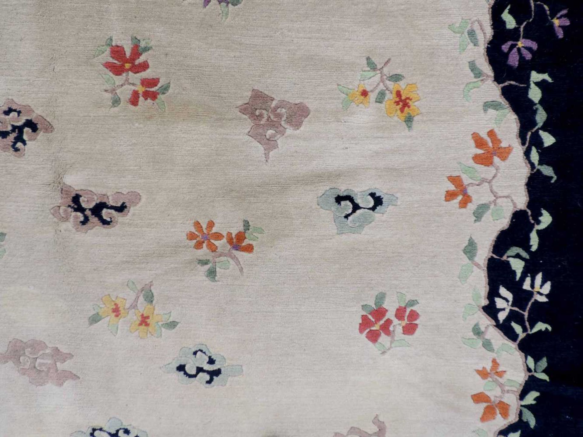 Blütenteppich China. 245 cm x 167 cm. Handgeknüpft, Wolle auf Baumwolle. Blossoms carpet China. - Bild 3 aus 12