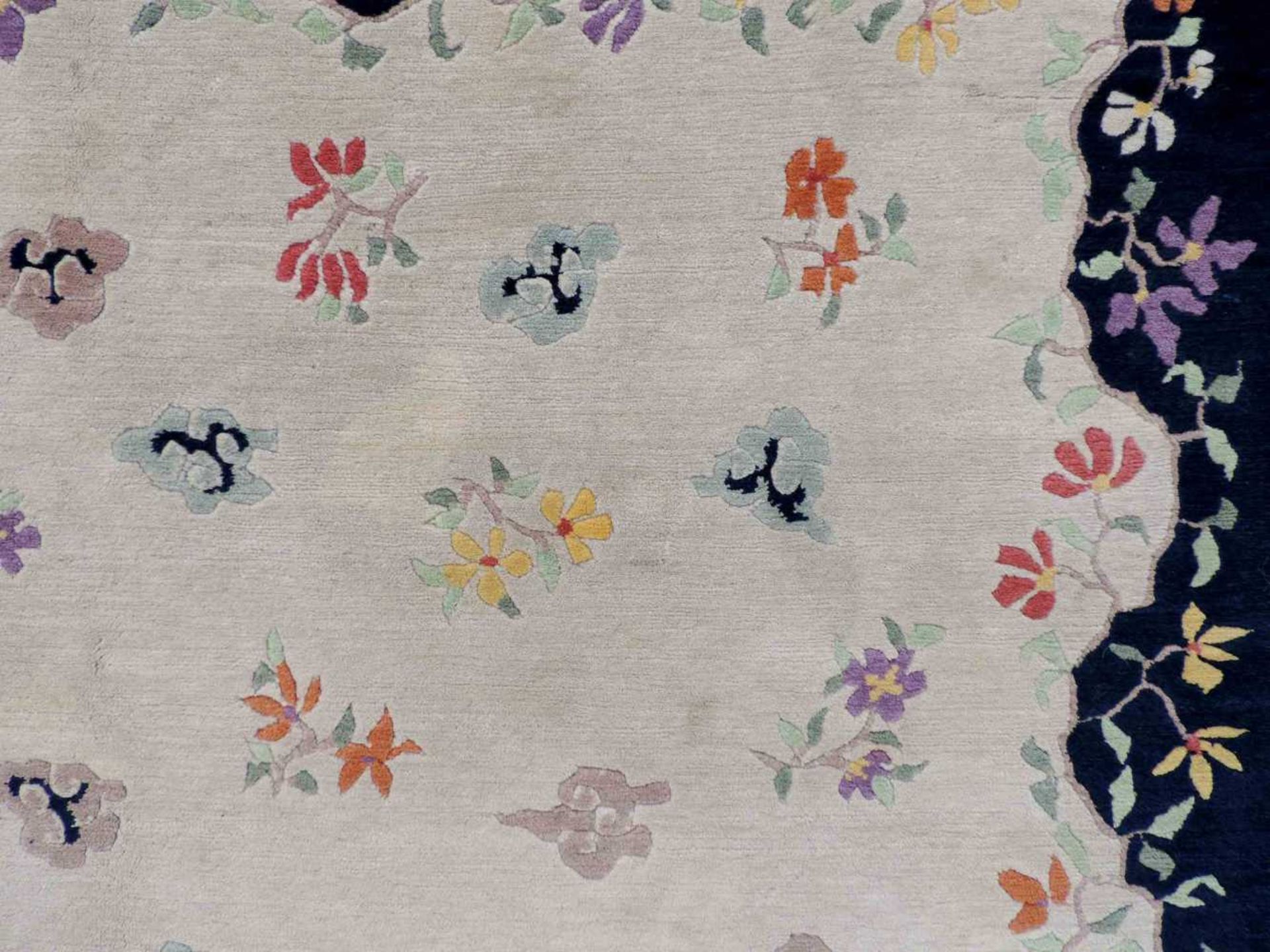 Blütenteppich China. 245 cm x 167 cm. Handgeknüpft, Wolle auf Baumwolle. Blossoms carpet China. - Bild 10 aus 12