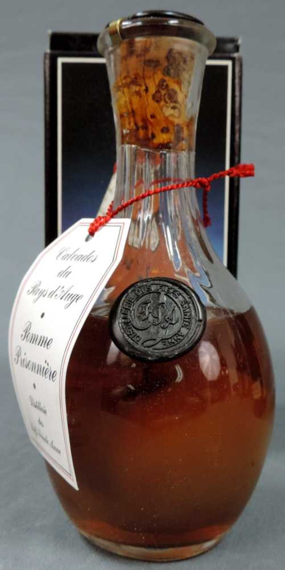 5 ganze Flaschen Calvados. Teils Hors d'Age, teils mit Karton. Dazu eine Flasche Calvados - Image 3 of 19