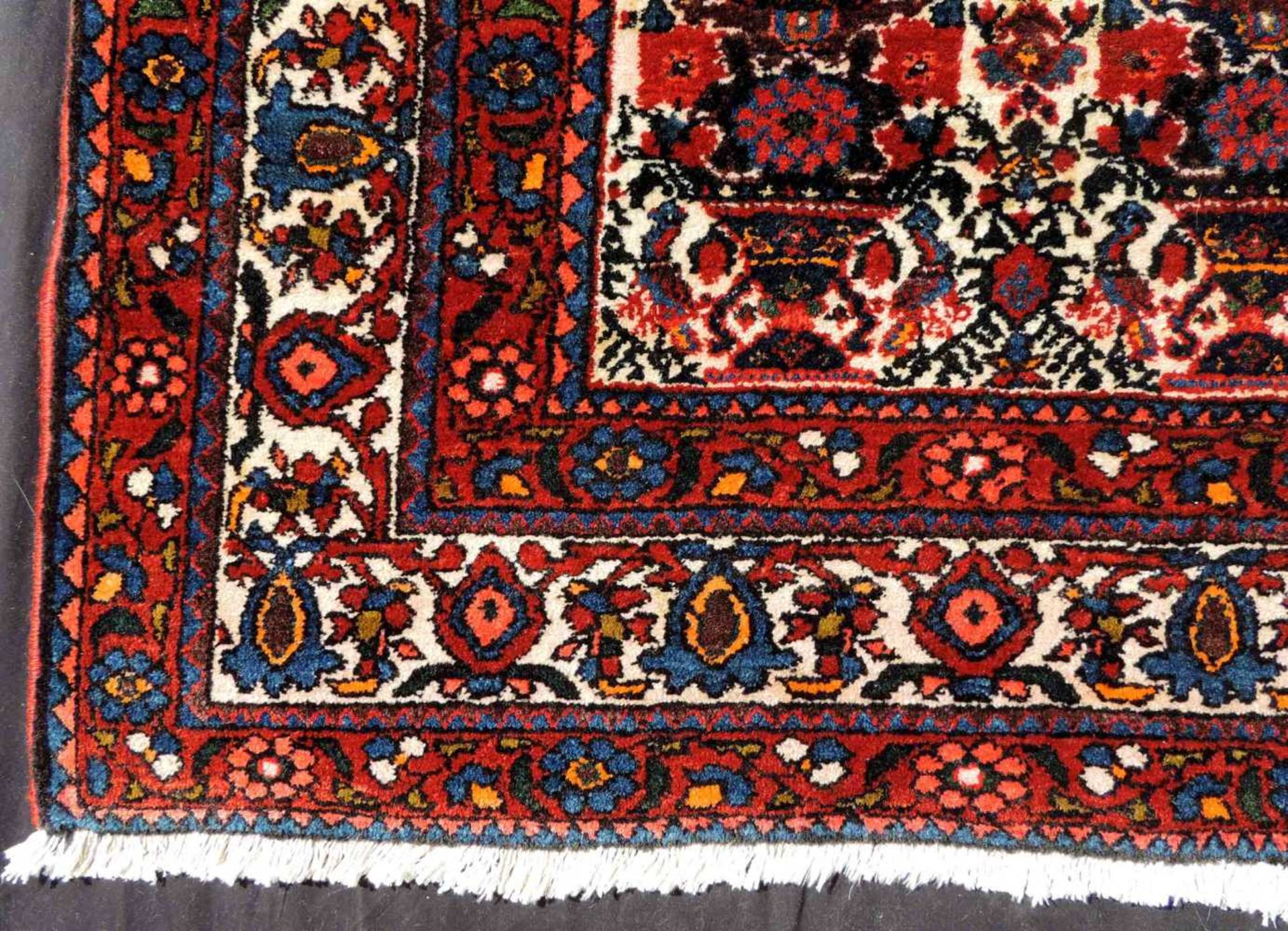 Bachtiar Teppich, Mustafi Muster. Iran, alt, um 1930. 212 cm x 155,5 cm. Handgeknüpft. Wolle auf - Bild 5 aus 15