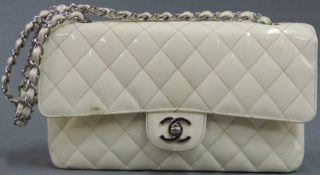 Handtasche, Chanel, Paris. Double Flap Bag white patent Leather with silver Hardware. 25,5 cm breit.