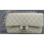 Handtasche, Chanel, Paris. Double Flap Bag white patent Leather with silver Hardware. 25,5 cm breit.