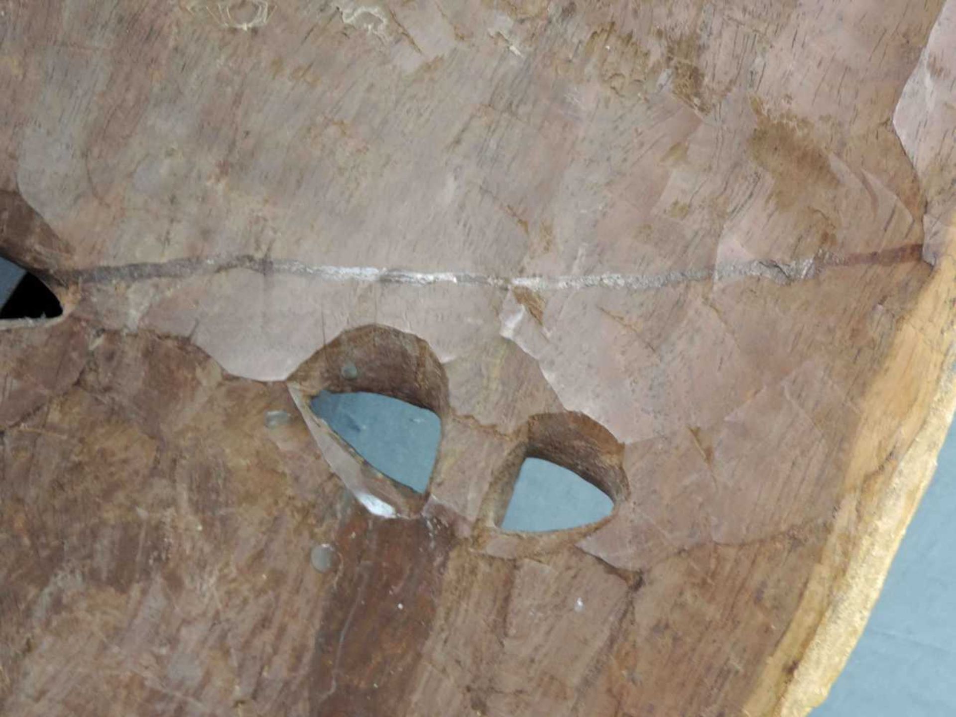 Große Maske, wohl Babanki, Kamerun 1. Hälfte 20. Jahrhundert. 58 cm x 35 cm x 16 cm. Hartholz. Die - Bild 6 aus 6