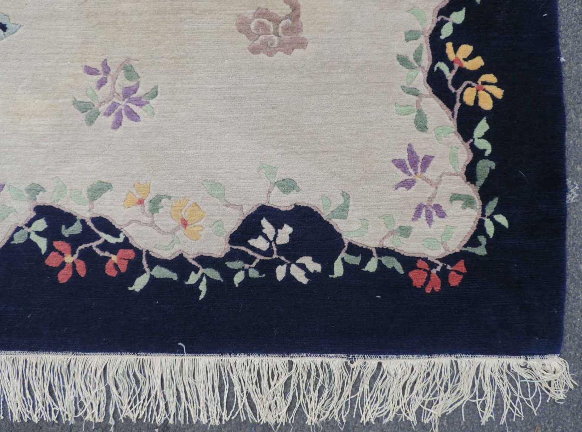 Blütenteppich China. 245 cm x 167 cm. Handgeknüpft, Wolle auf Baumwolle. Blossoms carpet China. - Bild 6 aus 12