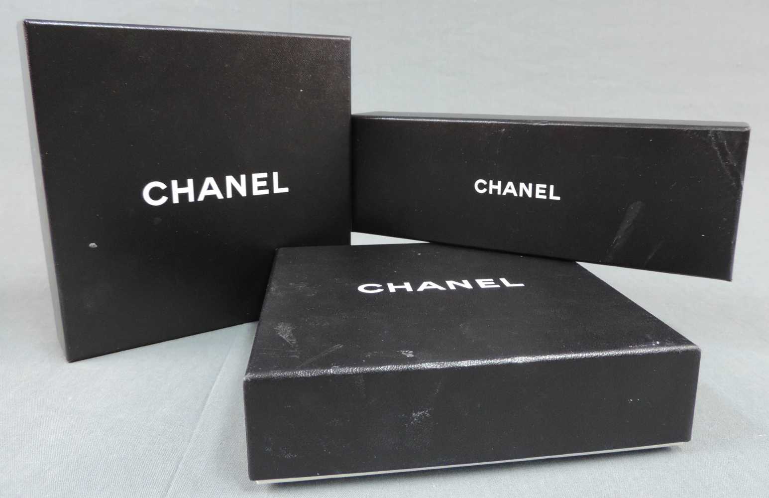 3 Chanel Schachteln. Je circa 4,5 cm hoch. Zwei 17 cm x 17 cm und eine 22,5 cm x 7,5 cm.