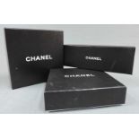3 Chanel Schachteln. Je circa 4,5 cm hoch. Zwei 17 cm x 17 cm und eine 22,5 cm x 7,5 cm.