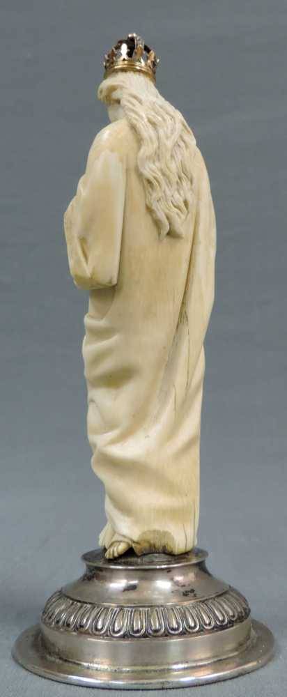 Madonna 18. / 19. Jahrhundert. Gesamthöhe 19 cm. Feine Schnitzarbeit aus Elfenbein. Wohl - Image 6 of 12