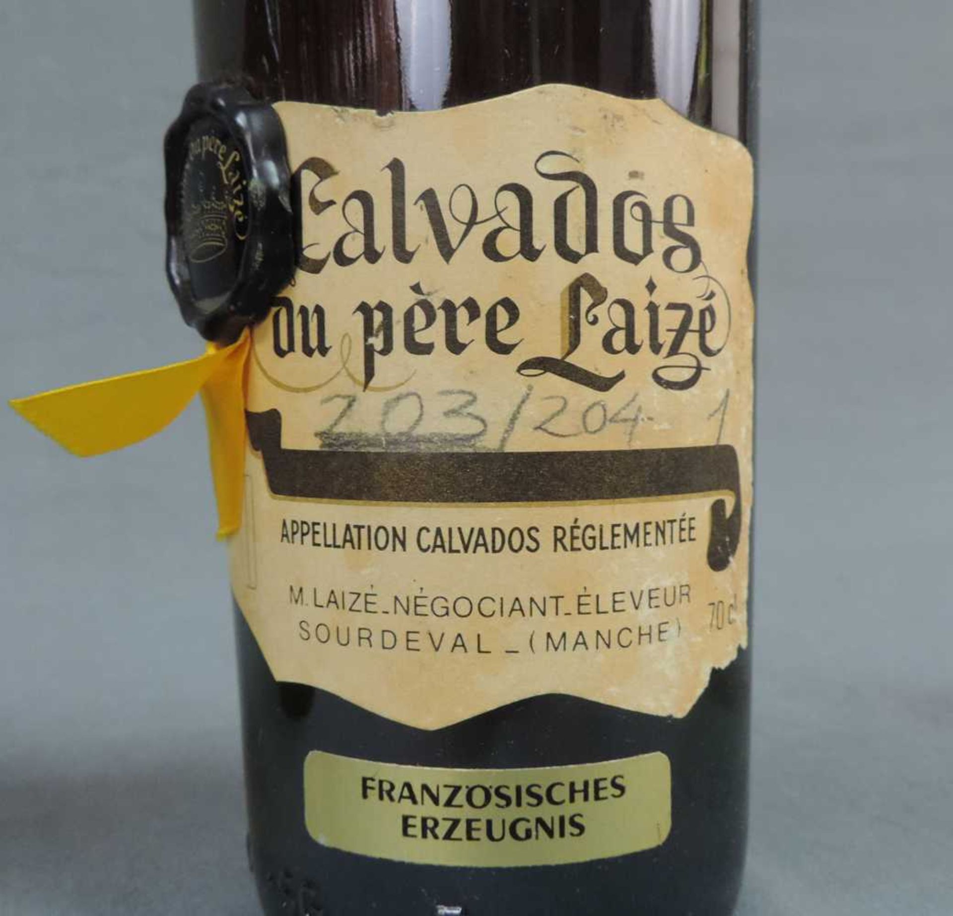 6 ganze Flaschen alter Calvados. Unterschiedliche Volumenprozent und Domaines. 6 whole bottels of - Bild 5 aus 20