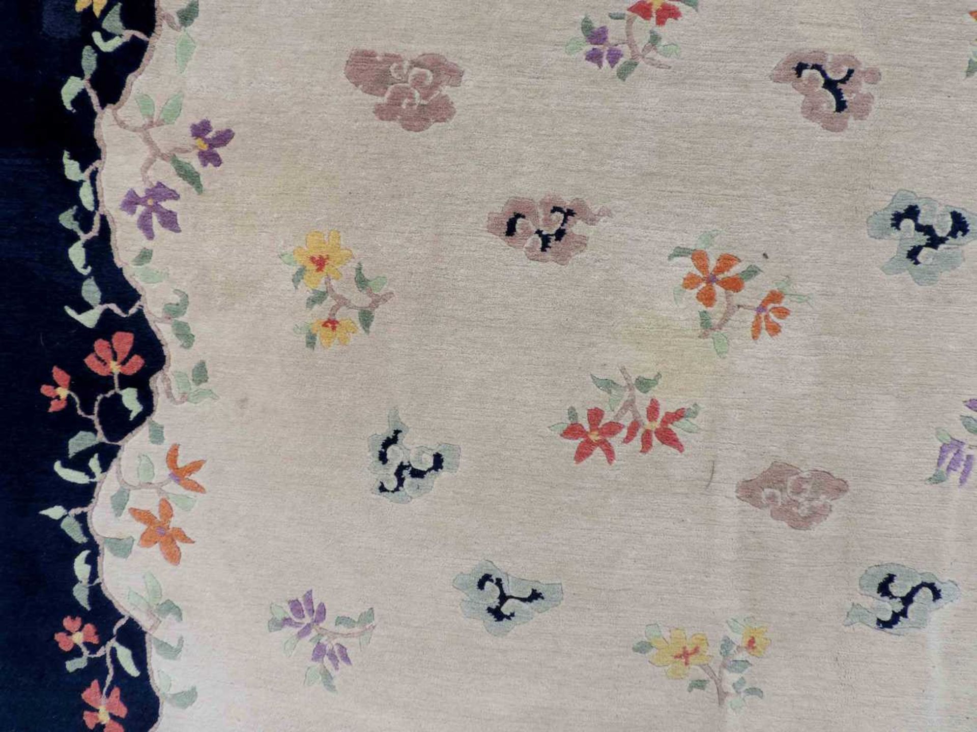 Blütenteppich China. 245 cm x 167 cm. Handgeknüpft, Wolle auf Baumwolle. Blossoms carpet China. - Bild 11 aus 12