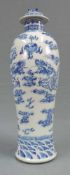 Deckelvase. Wohl China, alt. Mit imperialen Drachen mit 4 Klauen. Insgesamt 45 cm hoch. Lid vase.