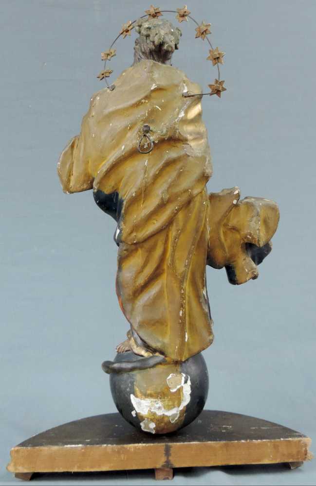 Maria Immaculata. Holz, geschnitzt, Originalfassung. 18. / 19. Jahrhundert. 58 cm hoch mit Sockel. - Image 3 of 10