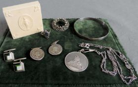 Konvolut Silberschmuck. Manschettenknöpfe, Brosche, Uhrenkette und Medaille. Convolute silver