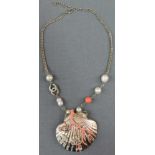 Chanel Kette mit Muschelanhänger. Modeschmuck. Chanel necklace with shell pendant. Fashion jewelry.