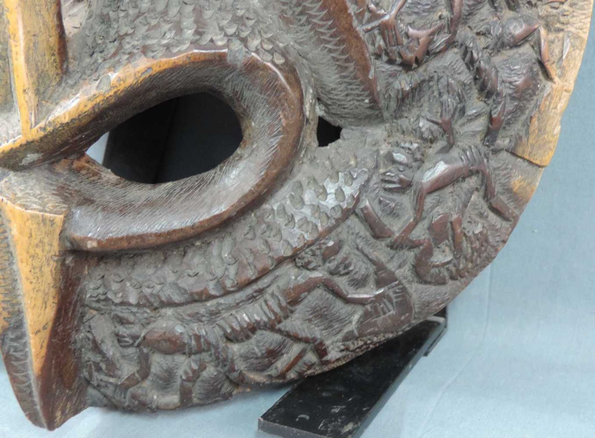 Große Maske, wohl Babanki, Kamerun 1. Hälfte 20. Jahrhundert. 58 cm x 35 cm x 16 cm. Hartholz. Die - Bild 4 aus 6