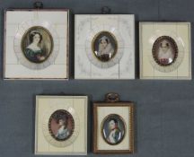 5 verschiedene Miniaturen, Portraits wohl auf Elfenbein gemalt. Bis 12 cm x 11 cm. 5 miniature