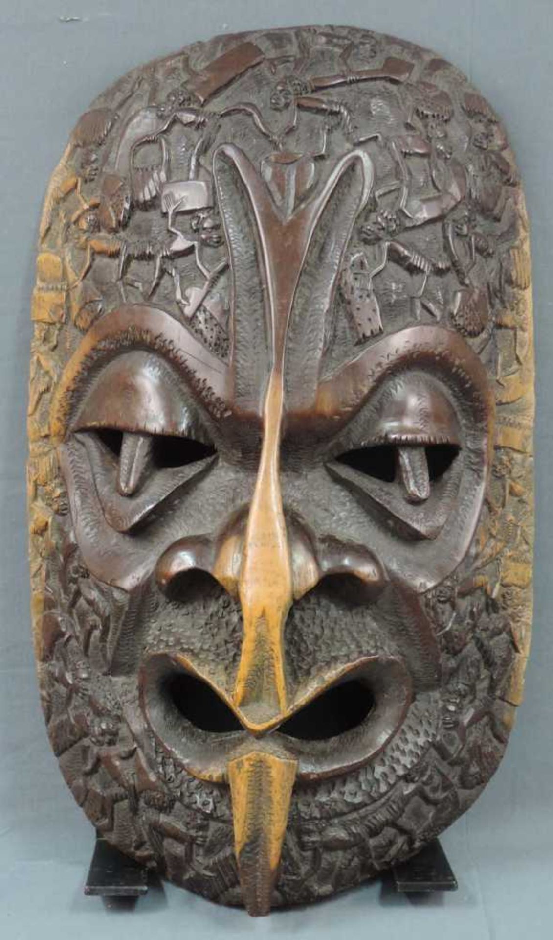 Große Maske, wohl Babanki, Kamerun 1. Hälfte 20. Jahrhundert. 58 cm x 35 cm x 16 cm. Hartholz. Die