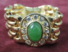 Ring. Gelbgold 750. Ein Smaragd Cabochon und 12 Kristalle. Gesamtgewicht 6,9 Gramm. Ring. Yellow