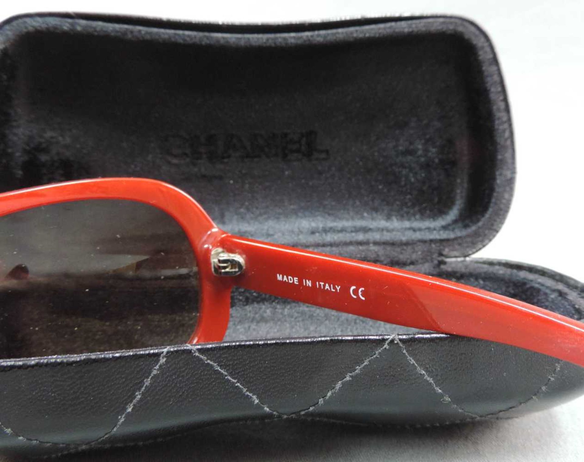 Chanel Sonnenbrille. Mit Brillenetui. Made in Italy. Gebrauchsspuren. Chanel sunglasses. With - Bild 2 aus 2