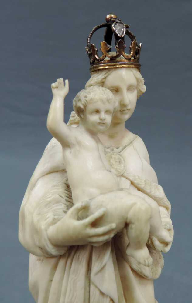 Madonna 18. / 19. Jahrhundert. Gesamthöhe 19 cm. Feine Schnitzarbeit aus Elfenbein. Wohl - Image 4 of 12