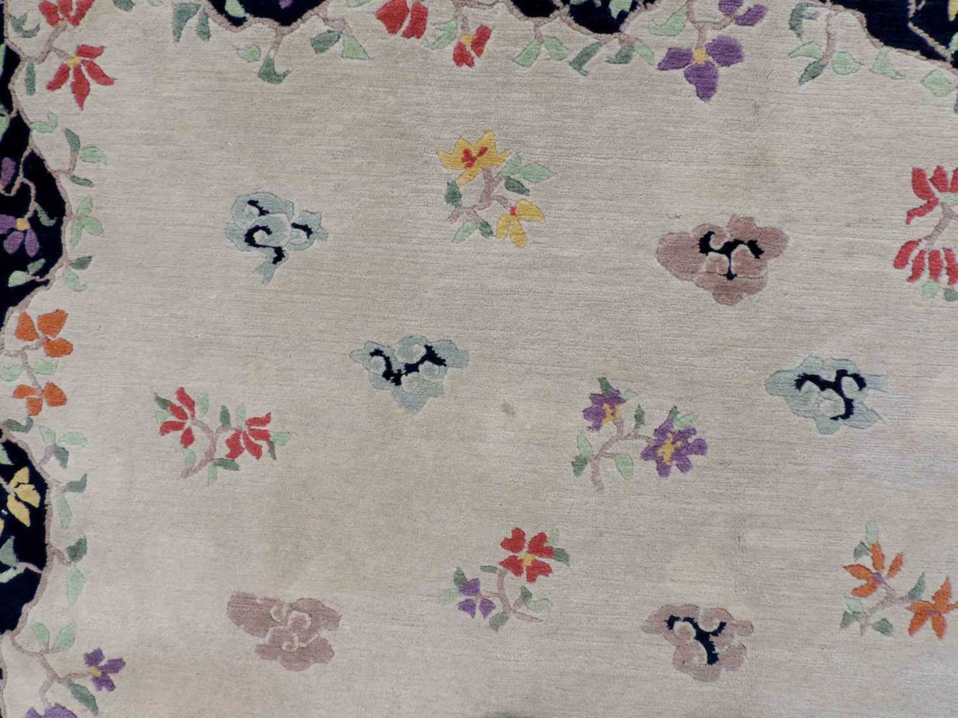 Blütenteppich China. 245 cm x 167 cm. Handgeknüpft, Wolle auf Baumwolle. Blossoms carpet China. - Bild 9 aus 12