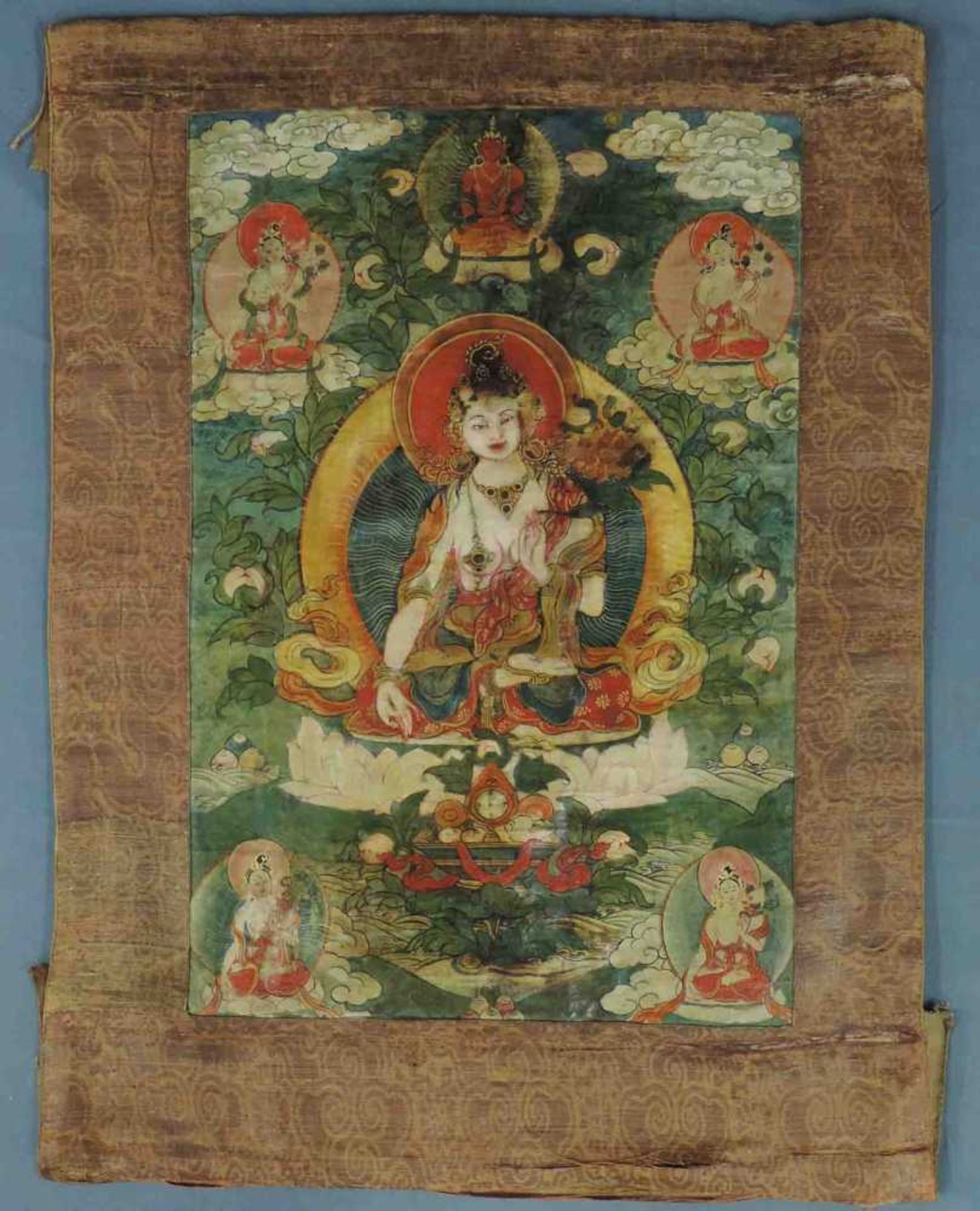 Thangka. Wohl Darstellung der weißen Tara mit der typischen Mudra. 71 cm x 52 cm gesamt. Auf