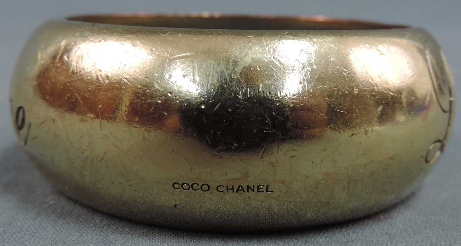 Chanel, Made in France, Armreif. "L'élégance, c'est la ligne". Punze. 64 mm Innendurchmesser. - Image 5 of 5