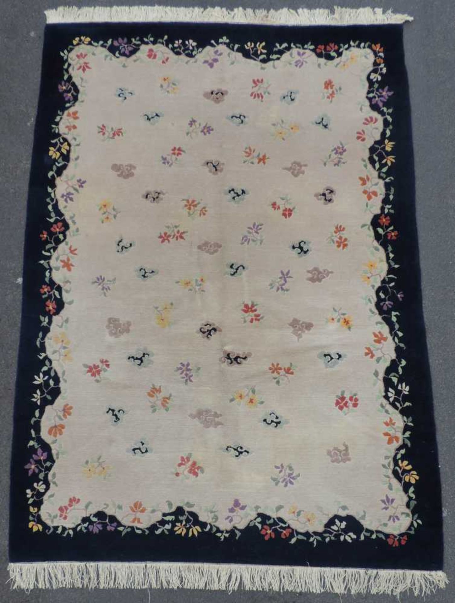 Blütenteppich China. 245 cm x 167 cm. Handgeknüpft, Wolle auf Baumwolle. Blossoms carpet China.