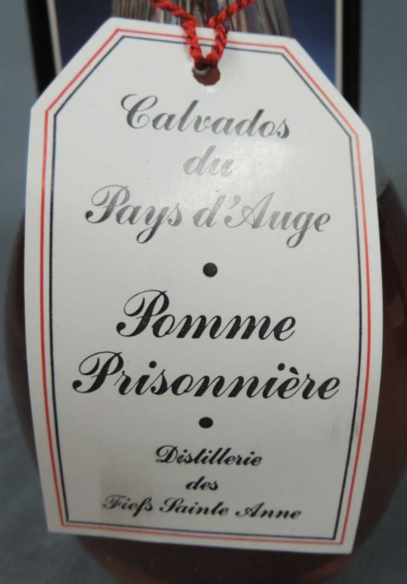 5 ganze Flaschen Calvados. Teils Hors d'Age, teils mit Karton. Dazu eine Flasche Calvados - Image 4 of 19