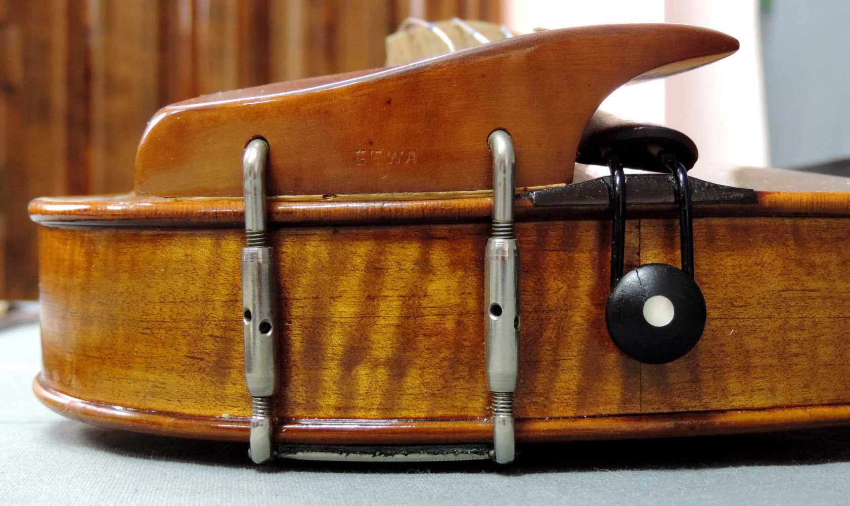 Gepflegte Geige mit Bogen im Klimakoffer. 59 cm lang. Mit Zubehör. Well maintained violin and a - Image 4 of 8