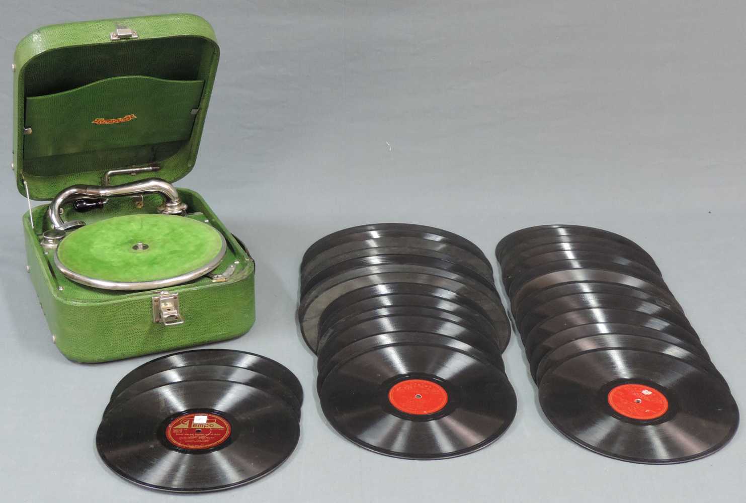 Reisegrammophon Polydor und 29 Schellackplatten. 40 cm x 39 cm. Gebrauchsspuren. Funktion nicht