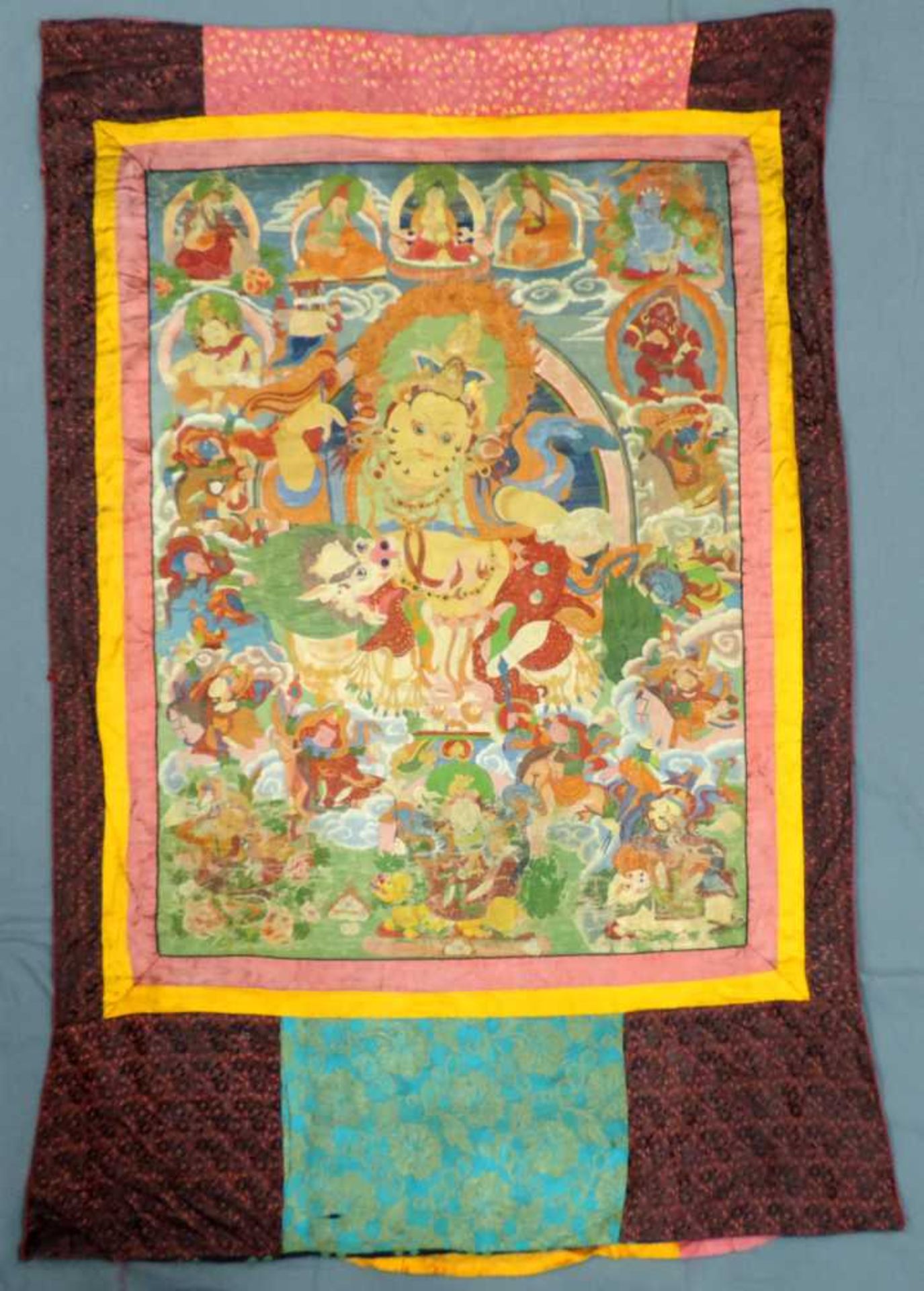 Thangka. Wohl Tibet, alt. Jambhala, Gott des Wohlstands. 90 cm x 67 cm das Bild. Insgesamt 136 cm