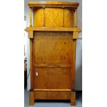 Biedermeier Stil. Kleiderschrank. Mit Aufsatz. . 207 cm x 108 cm x 54 cm. Insgesamt. Cubord with a