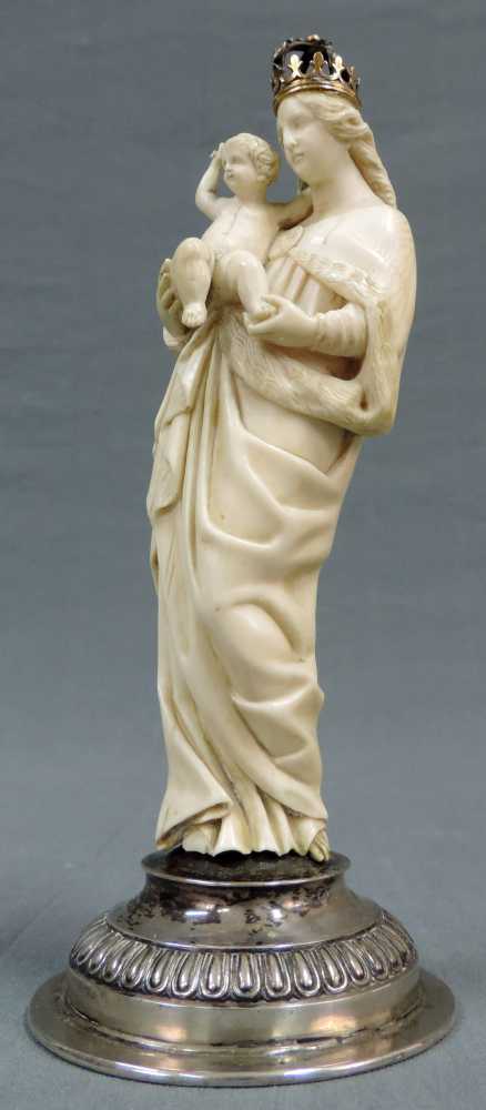 Madonna 18. / 19. Jahrhundert. Gesamthöhe 19 cm. Feine Schnitzarbeit aus Elfenbein. Wohl - Image 5 of 12