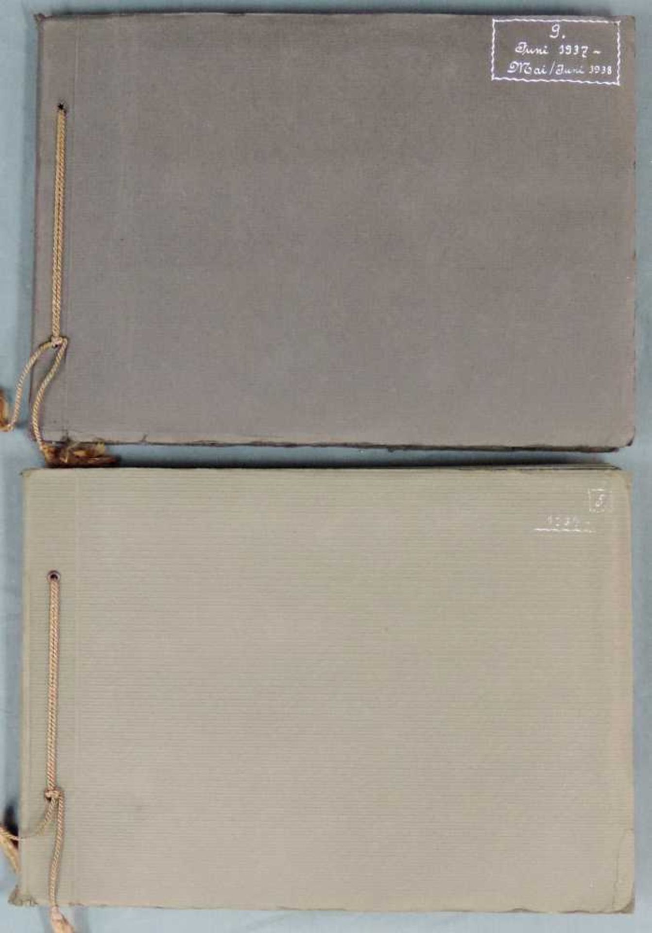 Zwei Alben, Privatfotos. Um 1930. Unter anderem Gebirgstruppen. Teils beschädigt, teils - Image 2 of 3