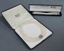 Perlenkette und Armband je mit Weißgoldschließen 585, Diamanten und Rubinen. Ein