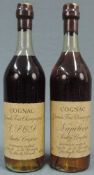 Grande fine Champagne André Couprie. 1 x Napoléon und 1 x V.S.O.P. 2 ganze Flaschen Cognac.